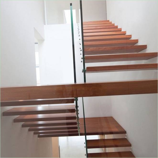 Dřevěné schodiště se skleněnou fasádou