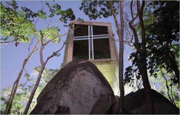 Neobvyklá architektura lesní kaple v Acapulku