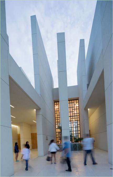 Design interiéru kostela s bílými stěnami