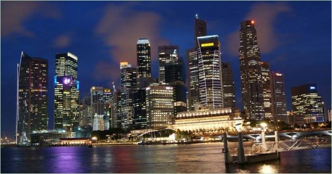 Pohled na noční Singapur