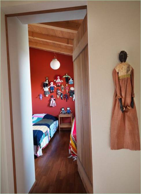 Dokončení cihlového venkovského domu v Itálii: dívčí ložnice