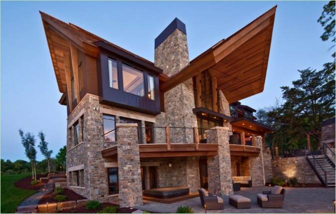 Zajímavý design domu s kamennými zdmi a dřevěnou střechou