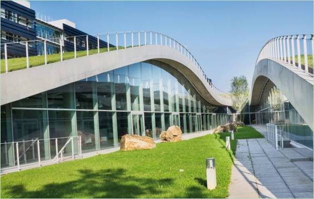 Zelené střechy v architektuře ve tvaru vlny kopírují přírodní krajinu