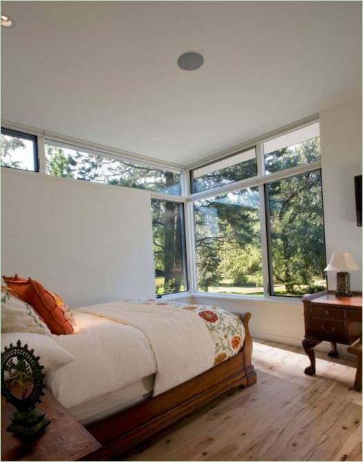 Interiér ložnice: Velká dřevěná postel