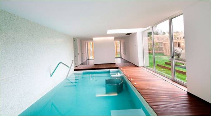 Moderní design bazénu u venkovského domu - foto 29