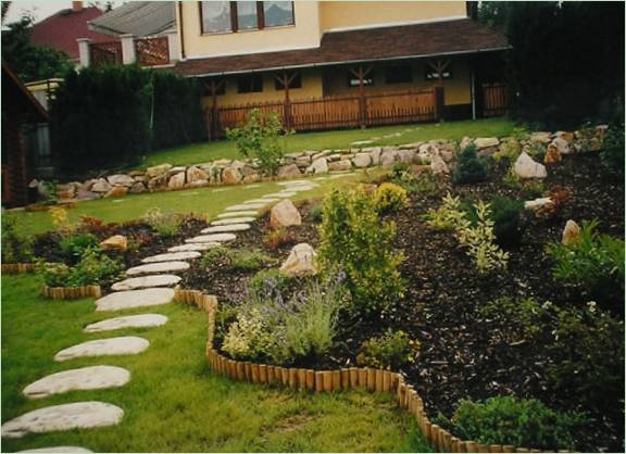 Velké kamenné cesty v zahradě