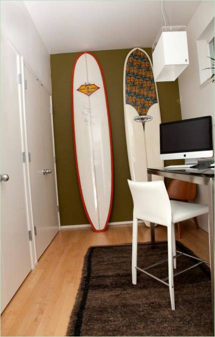 Surfovací prkna v interiéru domácí kanceláře