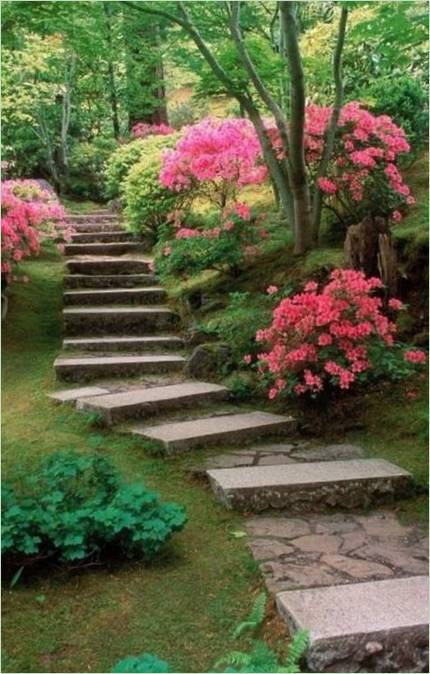 Zahradní kamenné schody
