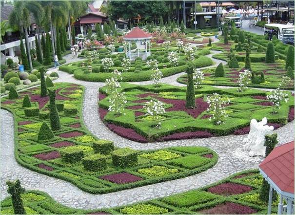 Tropický park Nong Nooch v Thajsku