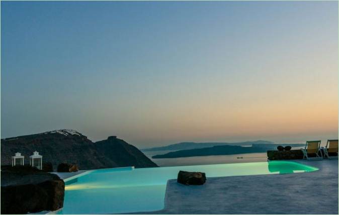 Krásná bílá vila Aenaon na Santorini, Řecko