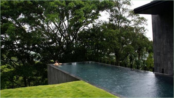 Moderní design bazénu u venkovského sídla - foto 11