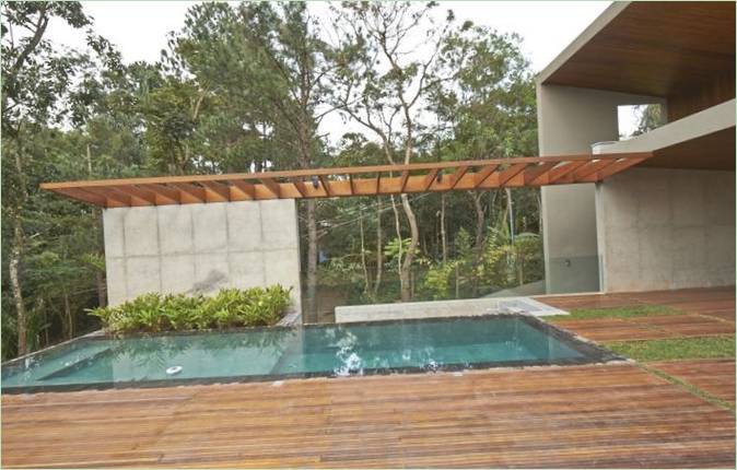 Terasa u bazénu rezidence Bosque da Ribeira v Brazílii