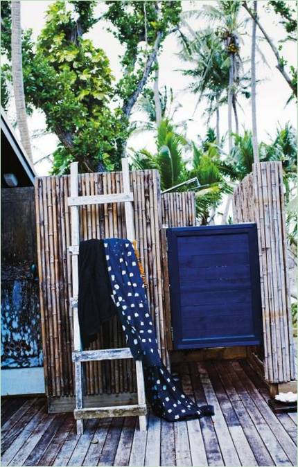 Bambusová sprcha s modrými dveřmi