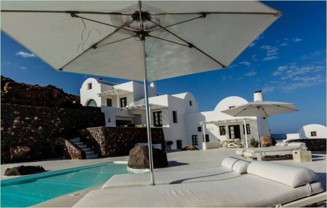 Krásná bílá vila Aenaon na ostrově Santorini v Řecku