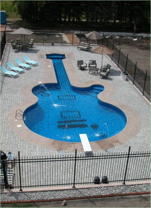 Celkový vzhled bazénu ve tvaru kytary