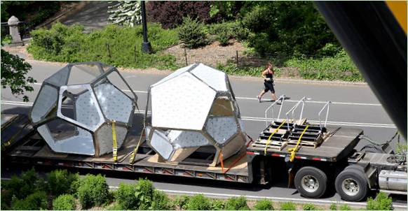 Geometrické struktury ve tvaru polygonu na plošině nákladního automobilu