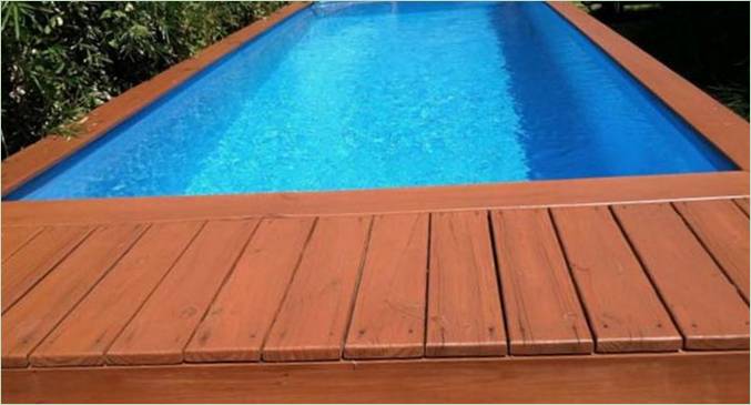 Bazén s improvizovanými materiály - dřevěné povrchy