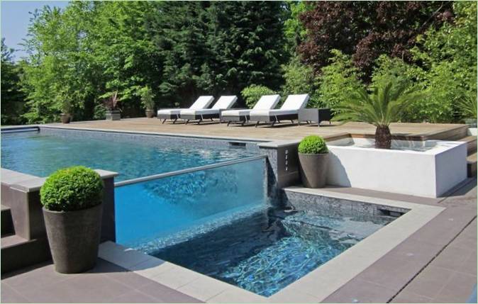 Moderní design bazénu ve venkovském domě - Foto 37