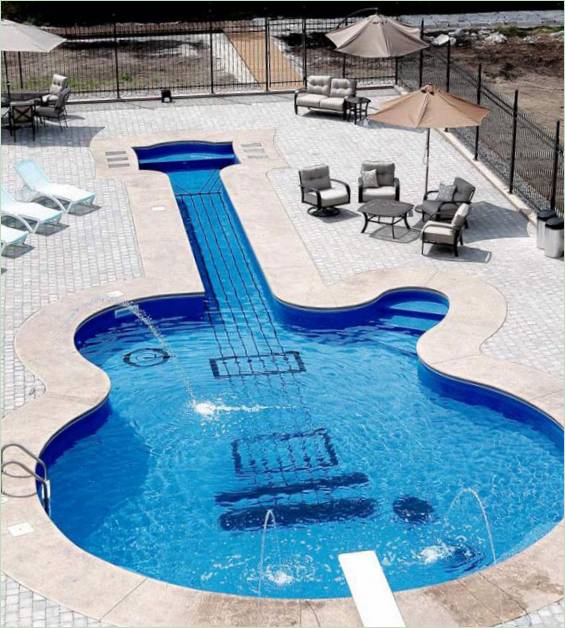 Bazén je replika hudebního nástroje Les Paul Custom