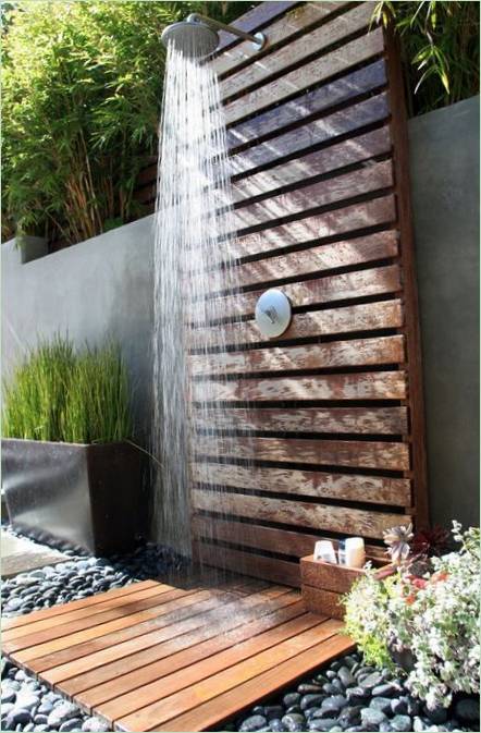 Venkovní sprcha s dřevěnou sprchovou vaničkou
