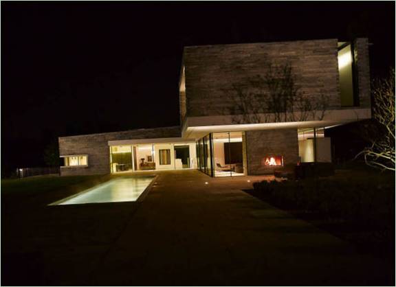 Noční osvětlení fasády modulární rezidence Haus M