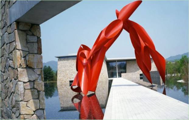 Navrhování umělého jezera: Archway Red Sculpture