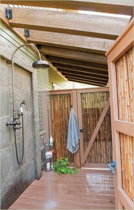 Prkenné stěny a bambusové stonky přiléhající k domu