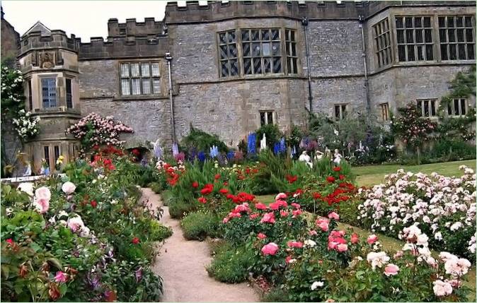 Zahrada u středověkého panského sídla Haddon Hall