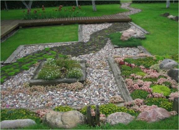 Cesta z dlažebních kostek a kamenů v zahradě