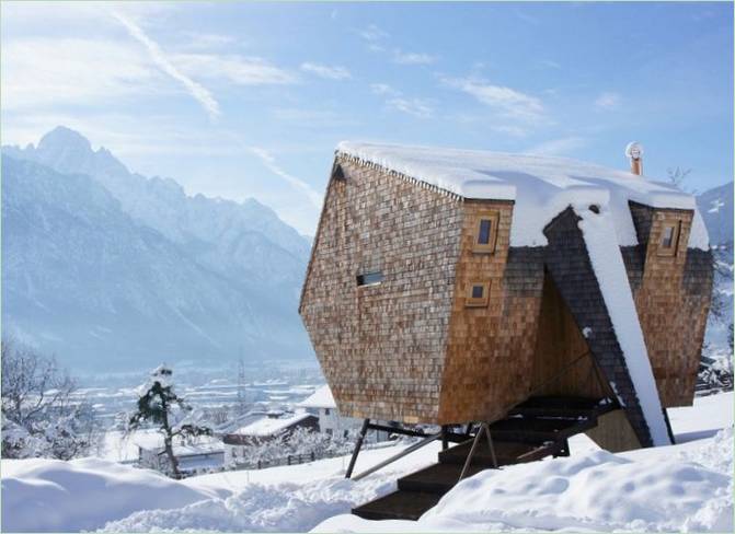 Neobvyklý dům Ufogel na sněhu v Rakousku