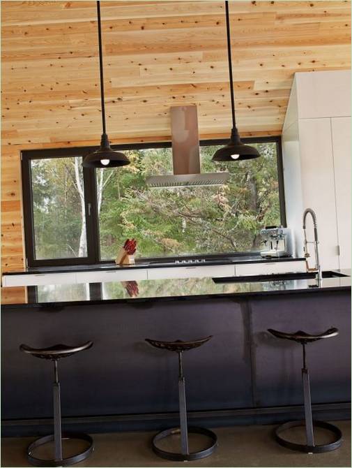 Designový dřevěný dům v Quebecu: kovové vysoké židle v kuchyni