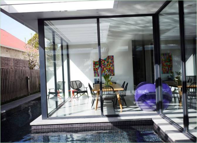 Neobvyklý moderní design rodinného domu na okraji Melbourne v Austrálii