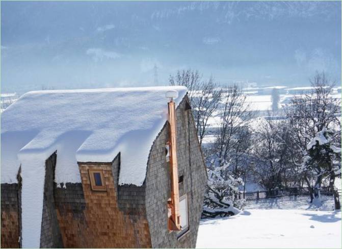 Neobvyklý dům Ufogel na sněhu v Rakousku