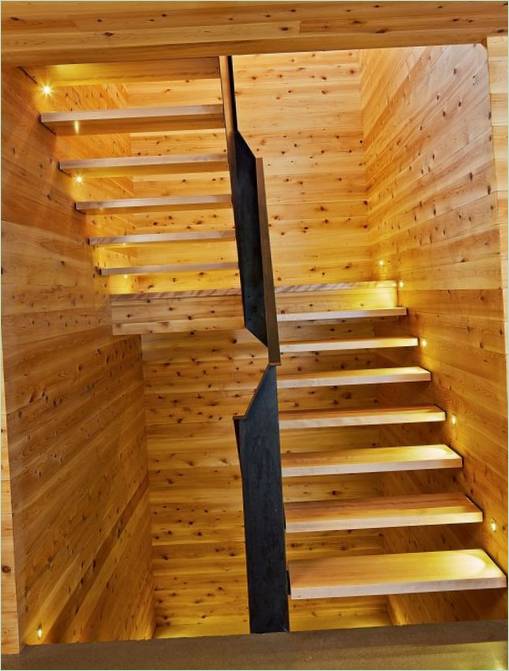 Dřevěný design domu v Quebecu: schodiště s osvětlenými stupni