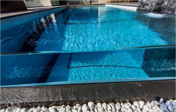 Světle modrý bazén na dvoře