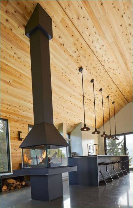 Domácí design ze dřeva v Quebecu: skleněný krb v interiéru kuchyně