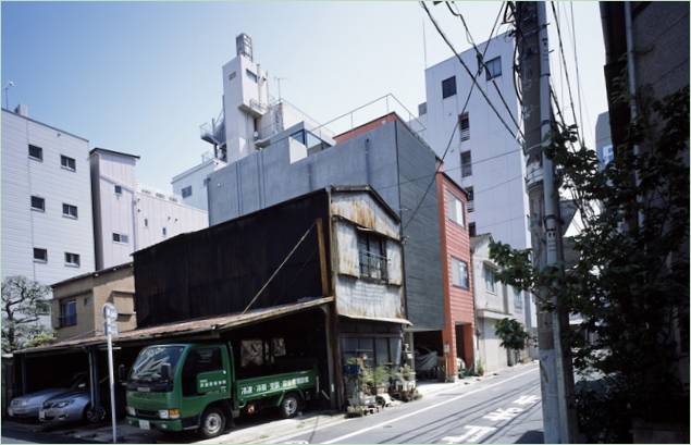 Exteriér soukromého mřížového domu v Tokiu