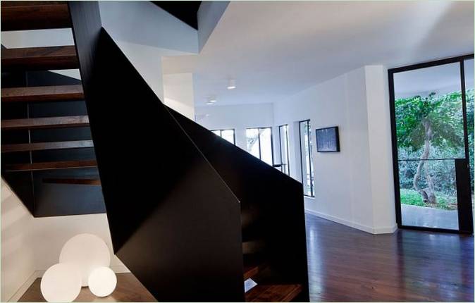Černé schodiště v moderním stylu
