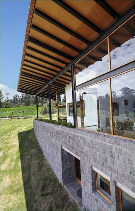 Los Chillos od Diez + Muller Arquitectos v Ekvádoru