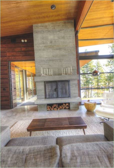 Obývací pokoj s krbem v rezidenci u jezera Coeur d'Alene, USA