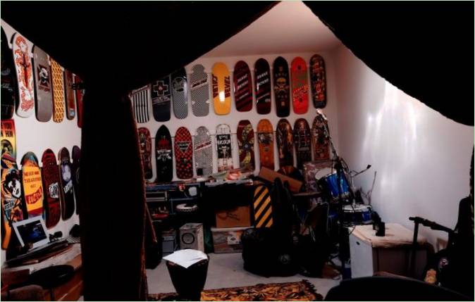 Sbírka skateboardů v interiéru domu od Bourne Blue Architecture v Austrálii