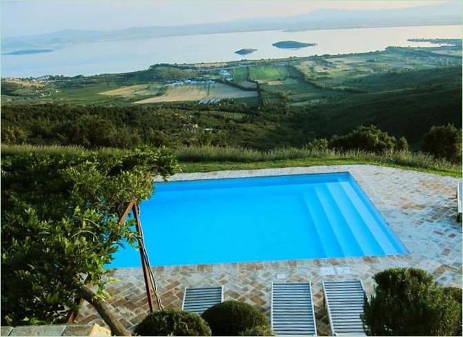 Bazén na terase vily Casa Bramasole v Itálii