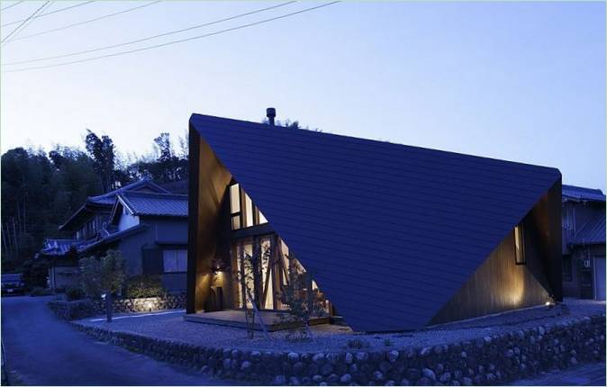 Osvětlená fasáda Origami House
