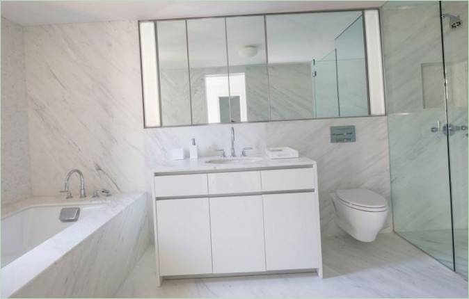 Interiér luxusní koupelny z bílého mramoru
