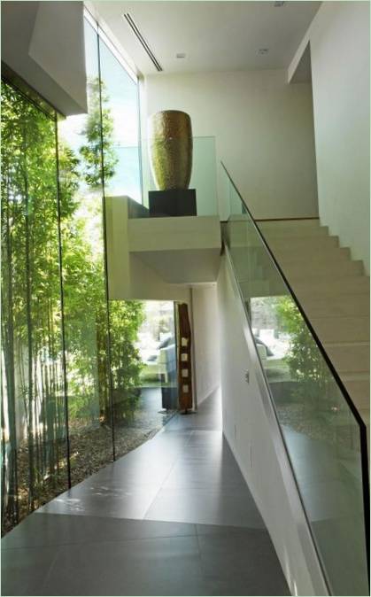 Interiér elegantní dvoupodlažní rezidence House C od studia RTA Office, Barcelona