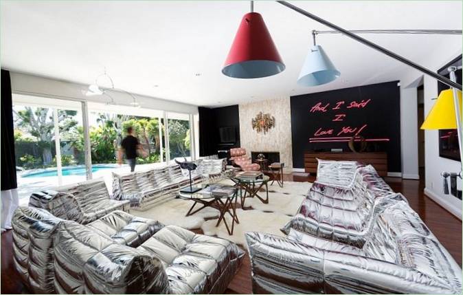 Obývací pokoj v moderním domě v Beverly Hills