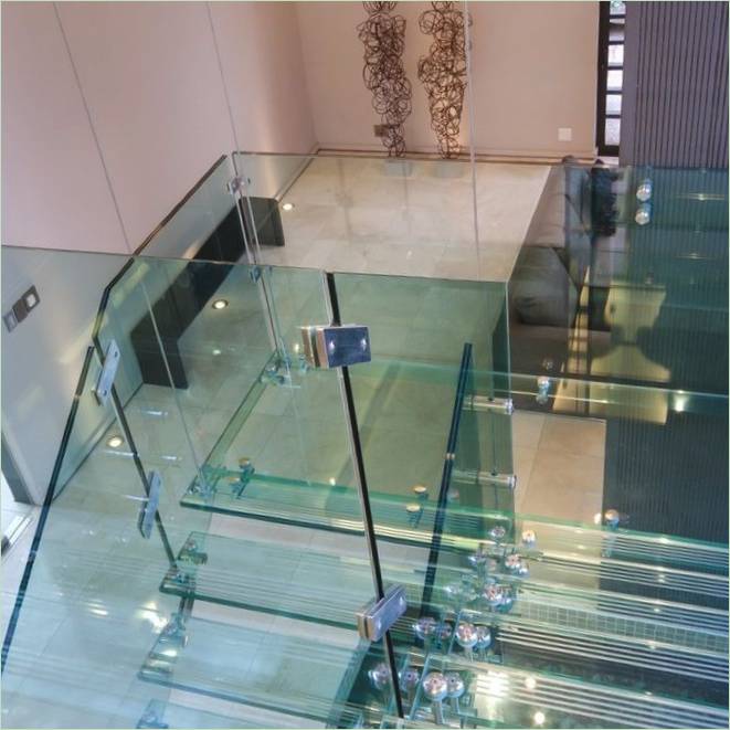 Prosklené schodiště do prvního patra
