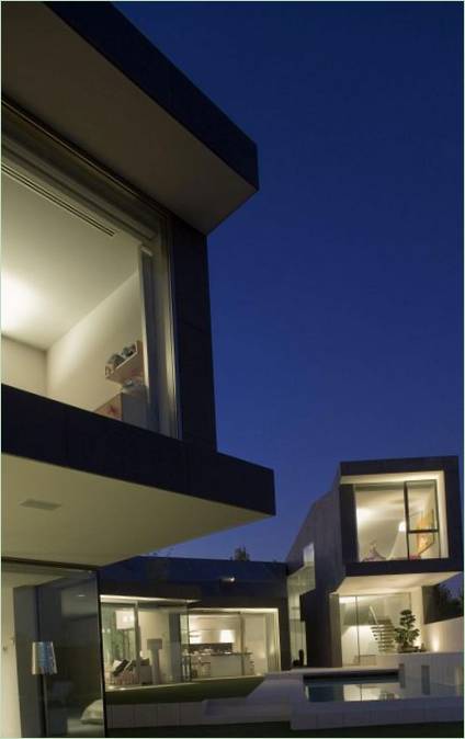 Interiér elegantní dvoupodlažní rezidence House C od RTA Office, Barcelona