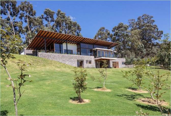 Los Chillos od Diez + Muller Arquitectos v Ekvádoru