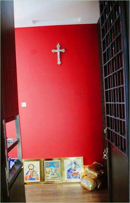 Červená stěna v interiéru domu v Jakartě